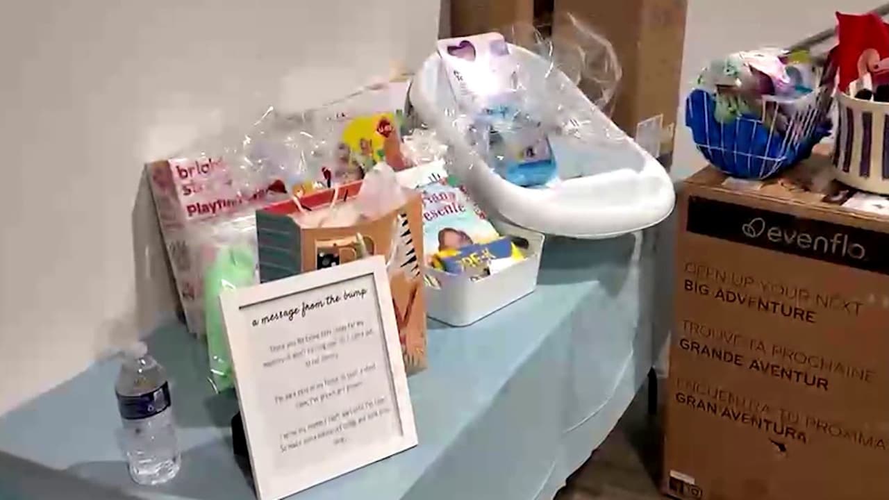 Baby shower comunitario brinda apoyo a madres hispanas en el norte de Filadelfia