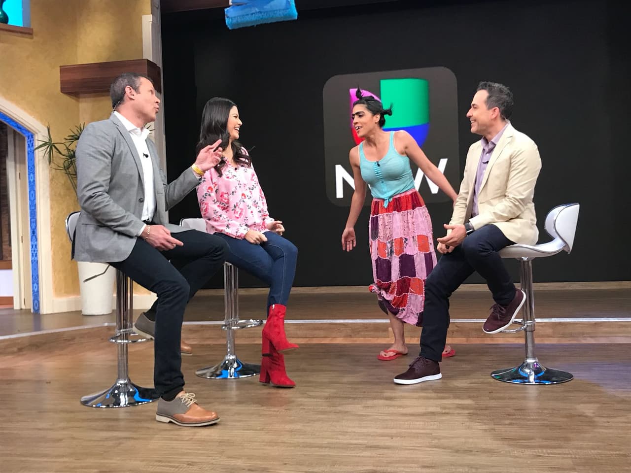 Mela se enteró de que había un DJ esta mañana, y no podía perderse la fiesta.