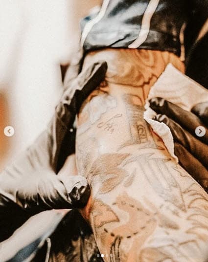 Además, mostró el momento en el que ella tatuó su nombre en el brazo del famoso tatuador.