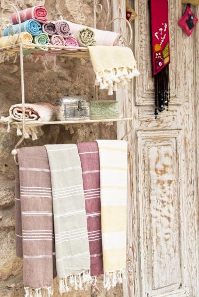 8) Recuerda los blancos y la ropa de cama. Toallas, alfombras, cortinas, acolchados y sábanas también pueden llevar un sello vintage en sus diseños.