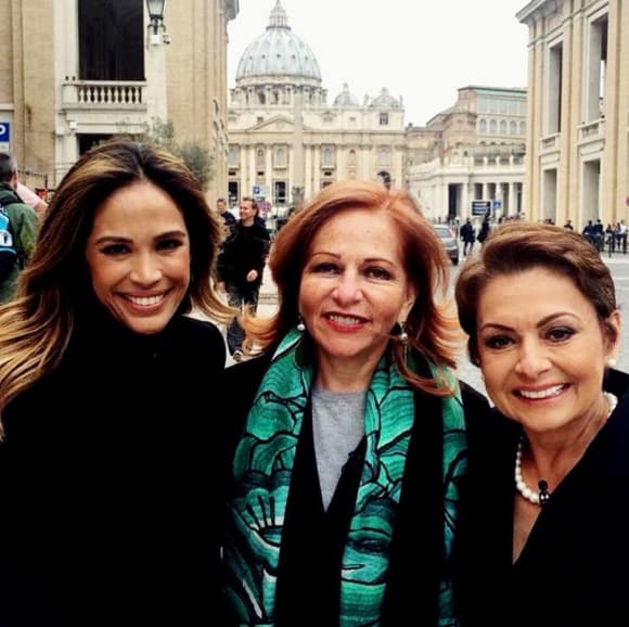 Karla muy bien acompañada de Valentina Alazraki y María Antonieta Collins. ¡Gran equipo de talentosas mujeres!