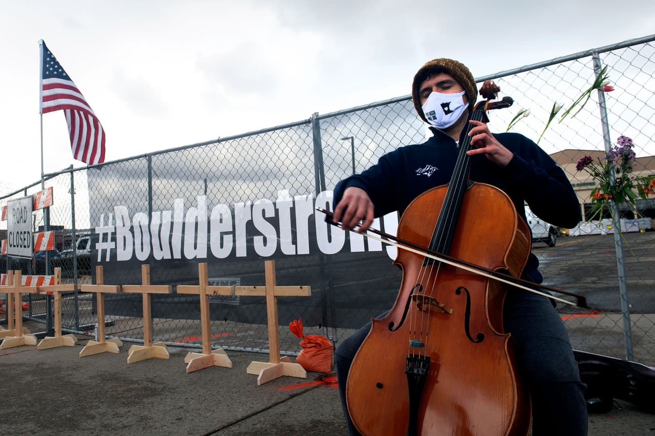 Louis Saxton tocó el chelo en el lugar del tiroteo como una manera de homenajear a las víctimas. En el lugar han puesto 10 cruces en honor a las 10 personas que fallecieron en el tiroteo.