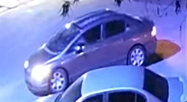 "Los sospechosos huyeron en lo que se describe como un Honda (de color) gris. Una investigación adicional indicó que los sospechosos conducían un Honda Civic gris robado con placa de Carolina del Norte HCR-5427", indicó DPD en un 
<a href="https://www.google.com/search?q=durham+police+department&rlz=1C5GCEM_enUS907US907&oq=Durham+police+department&aqs=chrome.0.0i512l10.5218j0j7&sourceid=chrome&ie=UTF-8" target="_blank">comunicado.</a>