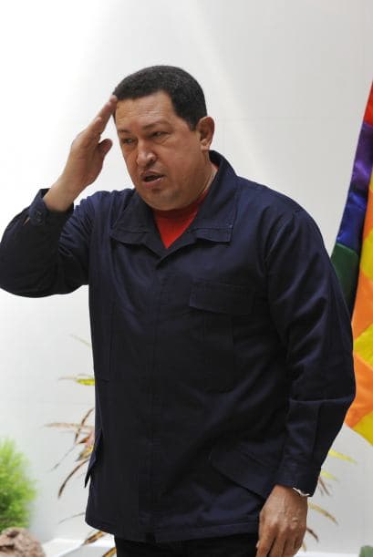 Uno de los 20 estudiantes opositores al presidente de Venezuela, Hugo Chávez, en huelga de hambre desde hace 27 días en demanda de un mayor presupuesto para las universidades, se cosió hoy la boca con hilo quirúrgico al radicalizarse la protesta.