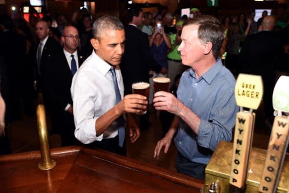 A su llegada, Obama y Hickenlooper compartieron cervezas.