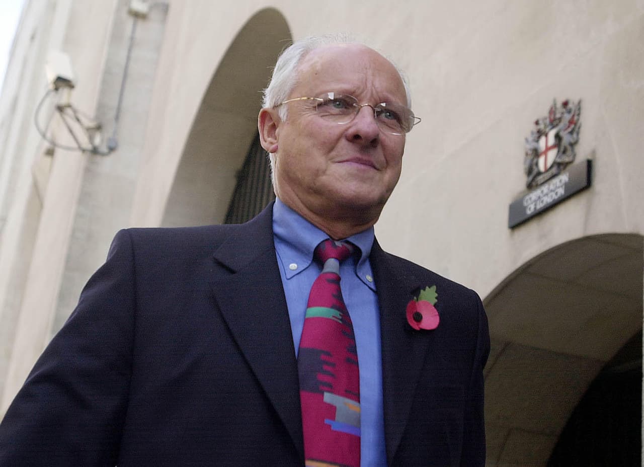 Mientras tanto, el exvocero de prensa de la reina Isabel, Dickie Arbiter, dijo que
<b> <a href="https://www.univision.com/famosos/a-meghan-markle-y-harry-les-llueven-criticas-por-anunciar-su-nueva-fundacion-en-el-peor-momento-fotos" target="_blank">la pareja estaba "equivocada". </a></b>
<br>