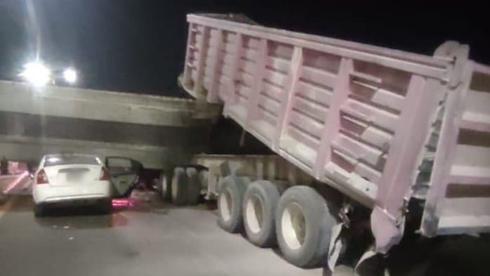 Un tráiler choca contra un puente peatonal en México y le cae encima; no se reportan heridos
