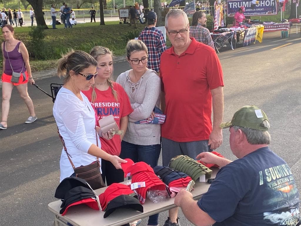 El evento se ha titulado “The Homecoming Event, Keep America Great Again” y fue organizado por la organización “Latinos for Trump”.