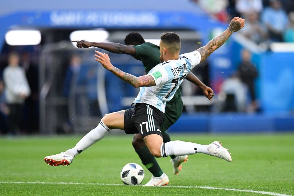 Argentina aguantaba los contragolpes de Nigeria, mientras buscaban el tanto que les diera el cupo a la segunda fase.