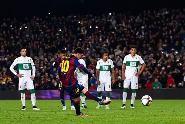 Messi cobró una pena máxima con tranquilidad y colocó su nombre en los anotadores, besos a la tribuna que fueron devueltos con abrazos