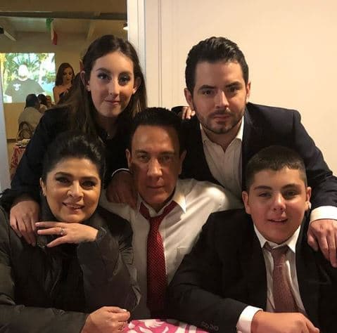 En su cuenta de Instagram, la actriz de 57 años compartió con sus seguidores esta fotografía donde posa junto al padre de sus mellizos Victoria y Anuar, así como con José Eduardo Derbez, a quien concibió con Eugenio Derbez.