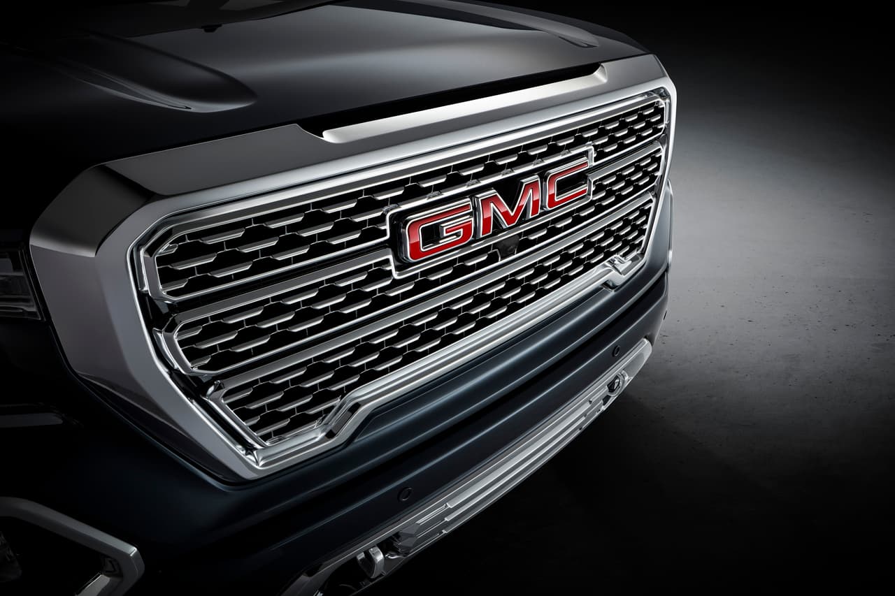 La rediseñada
<b> parrilla cromada con patrón dimensional </b>de la GMC es un buen distintivo de esta pickup.