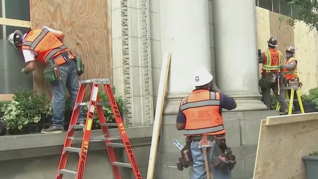 Un ejército de carpinteros voluntarios remueve escombros y repara negocios vandalizados en Los Ángeles