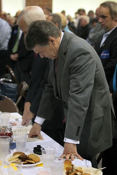 12. "Es una teoría. Tiene ciertos huecos. En Texas enseñámos los dos, el creacionismo y la evolución” - Dijo Perry en agosto del 2011.