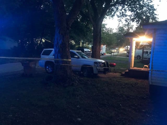 El agente del Sheriff fue herido de bala y transportado al Northeast Georgia Medical Center, donde murió.