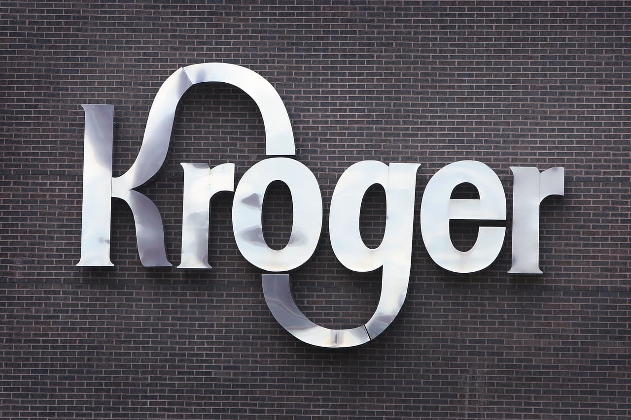 <b>Kroger:</b> Kroger está dejando en claro que valoran la seguridad y ha suspendido todas las devoluciones de productos (con la excepción de los artículos que no cumplen con los estándares de frescura de Kroger); esto incluye reembolsos, créditos de la tienda e intercambios. En este momento, con tantas incógnitas relacionadas con el coronavirus, Kroger no confía en que los artículos devueltos cumplan con sus estándares de calidad o frescura. No hay fecha de finalización para la suspensión de devolución en este momento.
<br>
<br>Esta actualización de la política de devolución de Kroger se aplica a todas las tiendas de la familia Kroger, incluyendo:
<b>Baker's, City Market, Food For Less, Foods Co., Fred Meyer, Fry's, Gerbes, Harris Teeter, King Soopers, Jay C Food Store, Owen's Market, Pay-less Super Markets, QFC, Ralphs y Smith's Food and Drug.</b>
<br>
<br>Consulte la
<b><a href="http://kroger.com/i/coronavirus-update/return-policy" target="_blank">política de devolución actual de Kroger</a></b>.