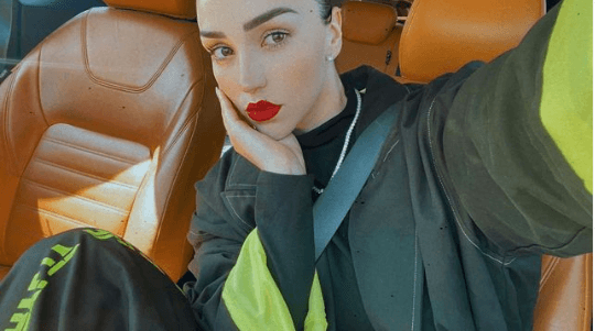 La primera pareja conocida de Christian Nodal es una cantante, ‘influencer’ y empresaria llamada
<b>Estibaliz Badiola.</b>