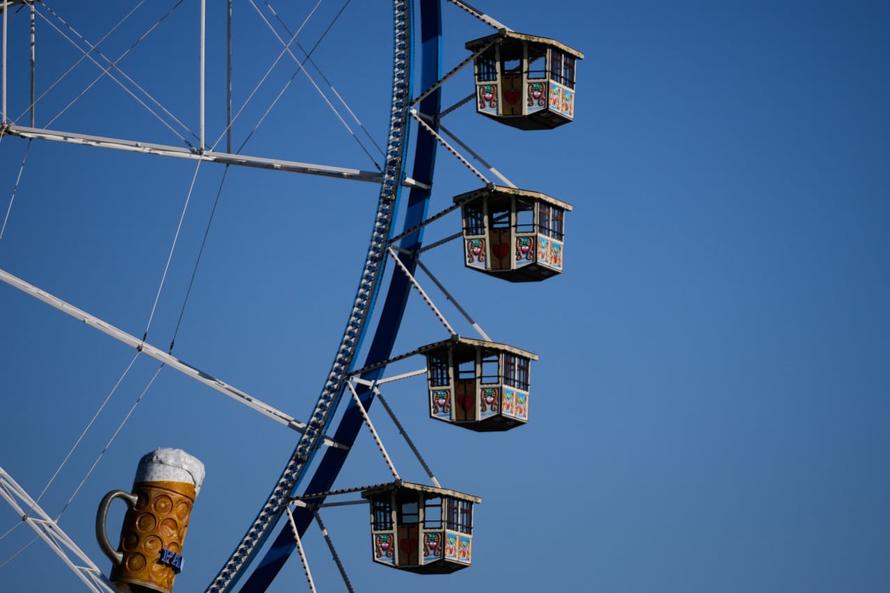 Se observa una rueda de la fortuna en la 191.ª edición del festival de la cerveza Oktoberfest en Múnich, Alemania, el sábado 19 de septiembre de 2026.
