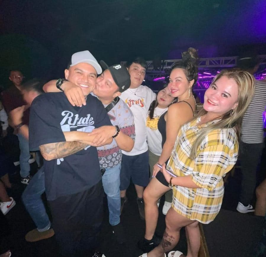 Incluso, dejó ver que se fue con sus hermanas y su padre a un club nocturno, en donde la cantante disfrutó el momento bailando.
<br>