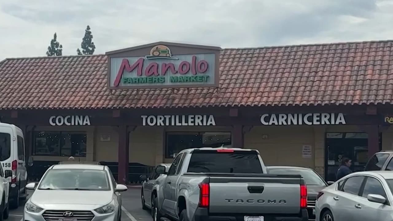 Así fue como una comunidad en California se unió para confrontar a agentes de ICE en un supermercado mexicano