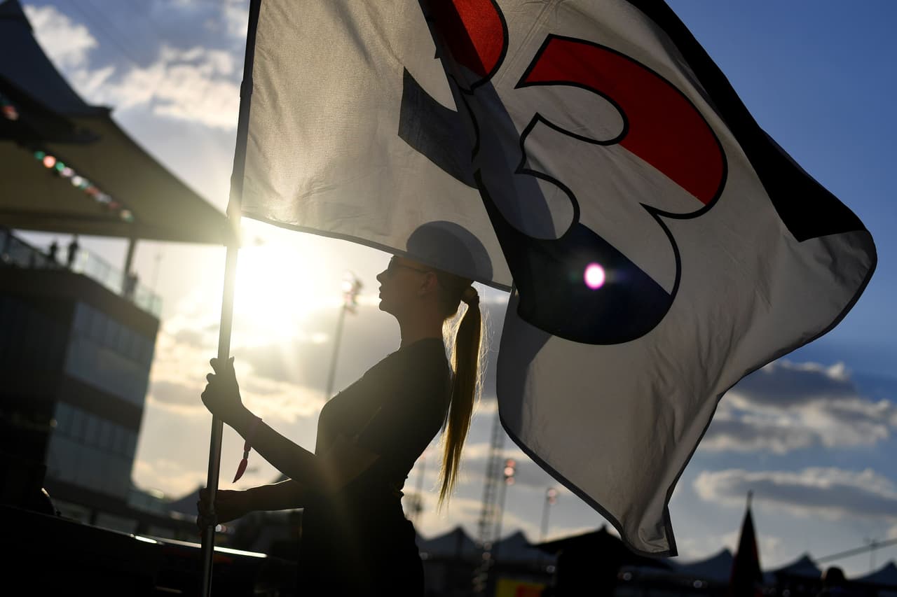 Las curvas de las hermosas modelos de la Fórmula Uno llamaban la atención.