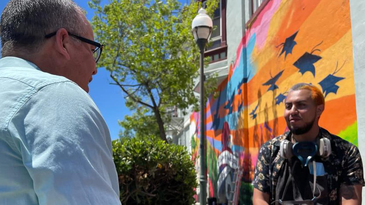 En un reportaje especial con
<b>David Ibarra, </b>el joven artista confesó que siempre soñó con estampar su arte que fuera visto por todos. Sus colores, técnicas y diseños pueden ser apreciados en el centro de
<b>Livingston.</b>