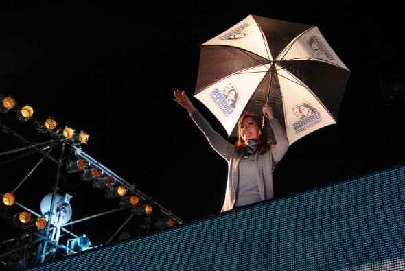La presidenta argentina, Cristina Fernández de Kirchner gesticula durante la conmemoración del 204 aniversario de la independencia argentina en Buenos Aires.