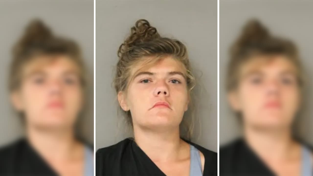 Acusan a una mujer de asesinar a indigente hispano en pelea por lugar para pedir dinero