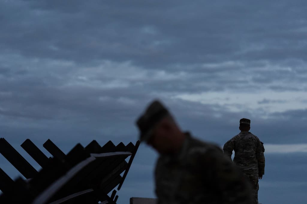 EEUU amplía las facultades del ejército para detener a migrantes en la frontera sur

