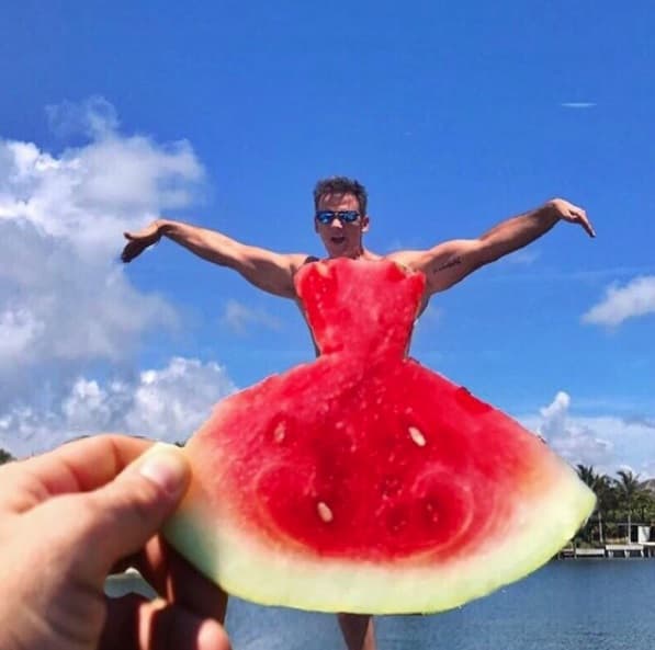 El editar las fotografías se ha vuelto el pasatiempo más divertido para Carlos Ponce, quien compartió esta fotografía en su Instagram: "Por fin, siempre había soñado con tener un vestido rojo".