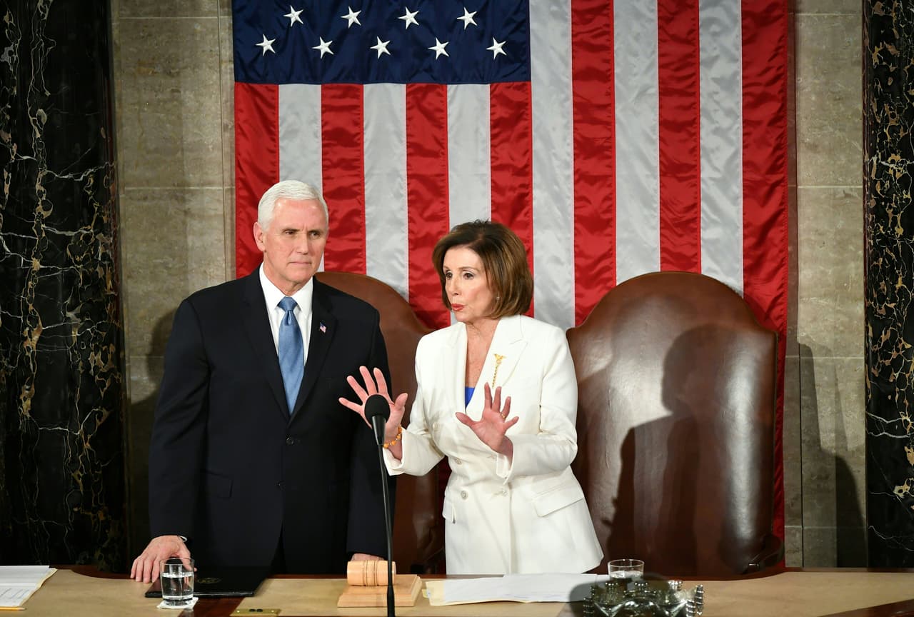 El vicepresidente Mike Pense y la presidenta de la Cámara de Representantes, Nancy Pelosi, esperan por el Presidente.