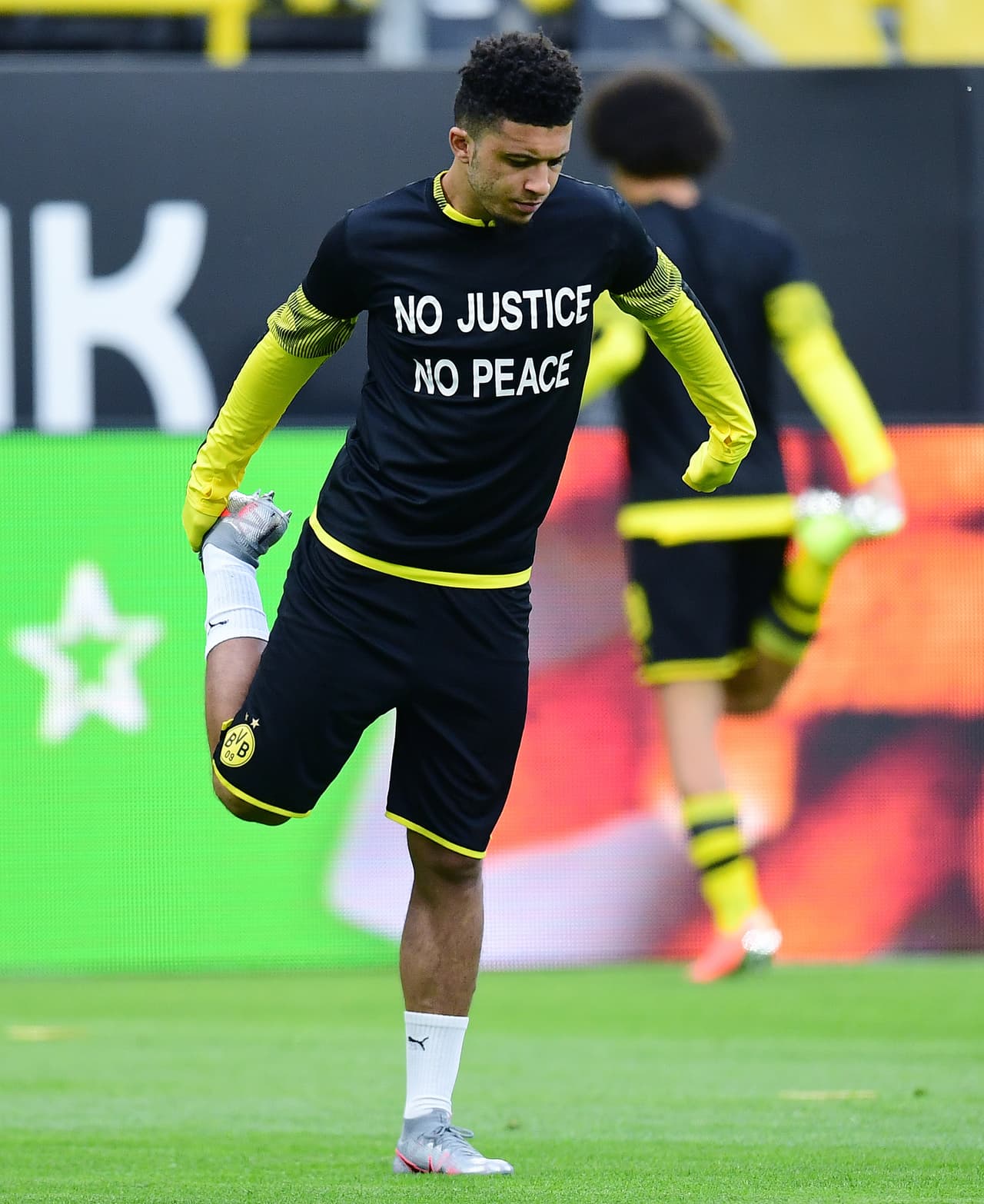'No justice, no peace', en su traducción, 'Sin justicia no hay paz' el significado que apareció en una de las playeras de calentamiento por parte de los jugadores del Borussia Dortmund, mismos que mostraron playeras con distintas frases alusivas al tema del racismo.