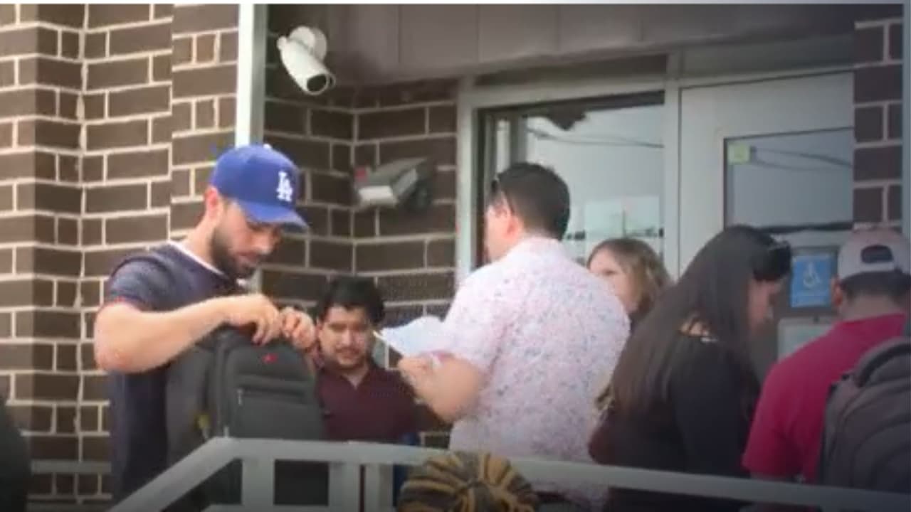 ICE cita a cientos de personas vía SMS para acudir durante el Día del Padre a sus oficinas de Broadview; hay detenidos