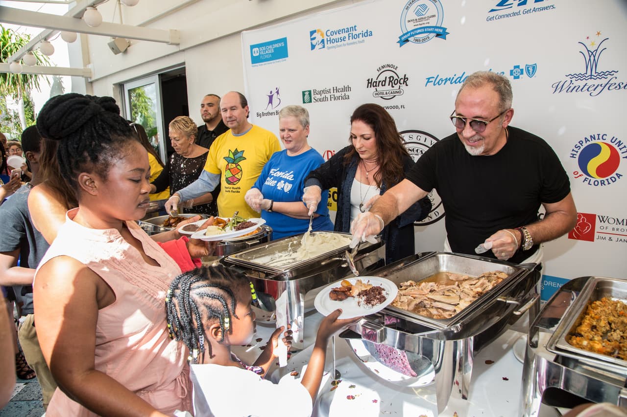 Emilio Estefan declaró: "Alguna gente no tiene tiempo o el dinero para hacer esto así que poder compartirlo con ellos nos hace muy feliz".