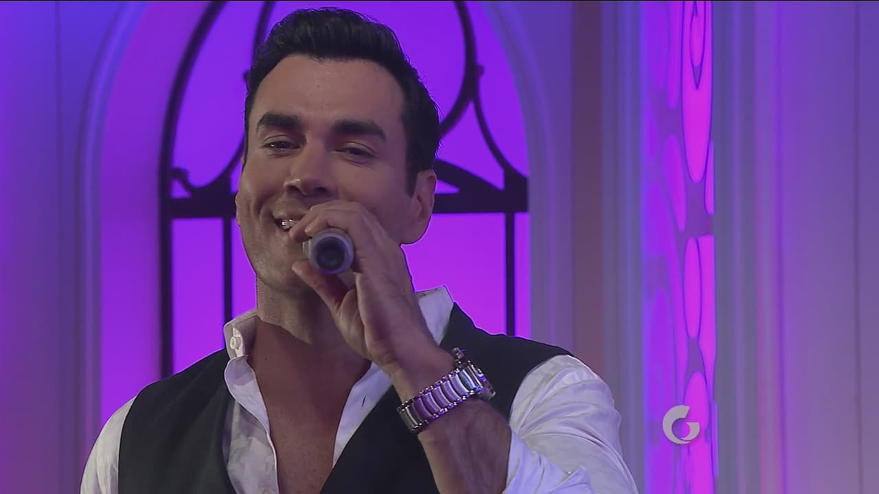 El actor aprovechó para cantar una de sus románticas canciones.