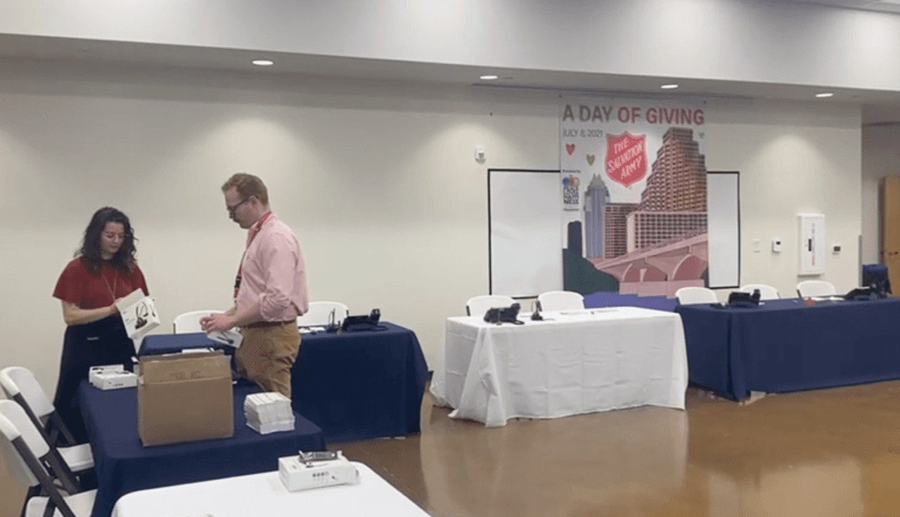 “El costo de nuestro refugio de emergencia por noche de cama es de $40. Este día de donaciones creará un impacto de 12,500 noches de sueño seguro y comidas calientes para los hombres, mujeres y niños del centro de Texas que lo necesiten”, indica el Salvation Army.