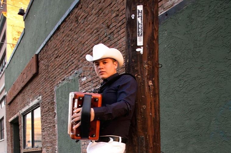 Remmy Valenzuela es uno de los fuertes contrincantes en la categoría Artista o Grupo Revelación.