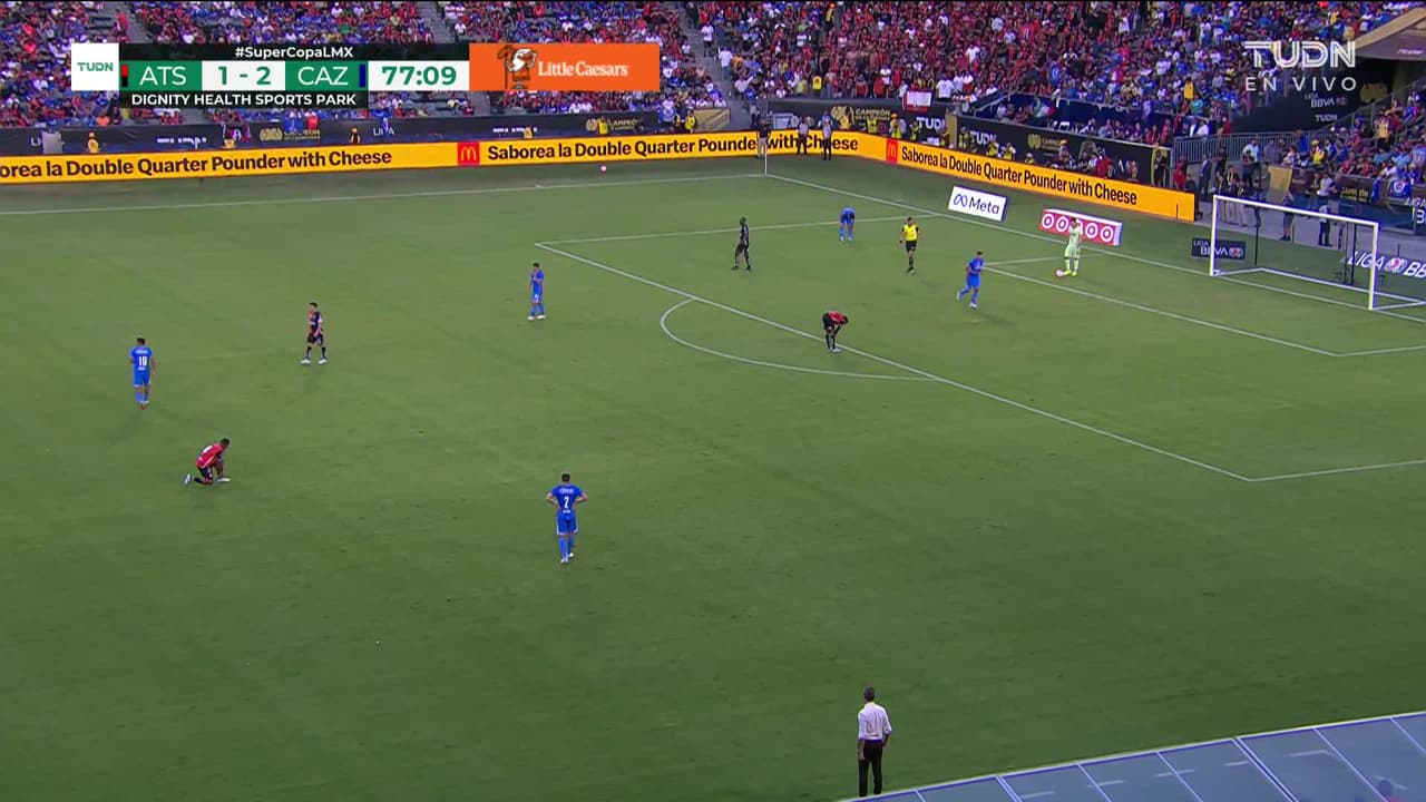 ¡TIRO ATAJADO! disparo por Santiago Giménez.