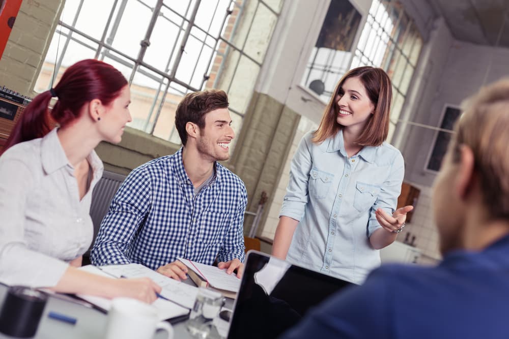 La vida en sociedad requiere que se sigan ciertas normas de etiqueta que cuando se incumplen causan malestar y convierten a quien no las respeta e infringe en una persona inadaptada cuya compañía se esquiva. Hay quienes siempre son invitados a todos los eventos, otros a quienes solo se invitan por compromiso porque su presencia casi siempre causa malestar.
