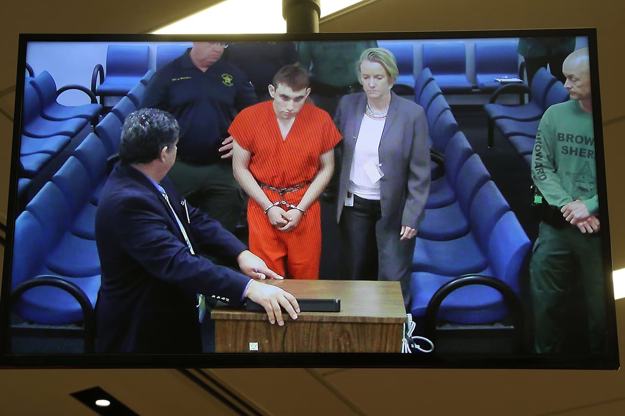 Luego de ser tratado por problemas respiratorios despues de su arresto, Nikolas Cruz fue interrogado durante varias horas por autoridades estatales y federales. Fue presentado al mediodía del jueves ante un la juez del condado de Broward Kim Mollica, quien analizará la acusación de 17 cargos de homicidio premeditado. La jueza nego la posibilidad de una liberación bajo fianza.