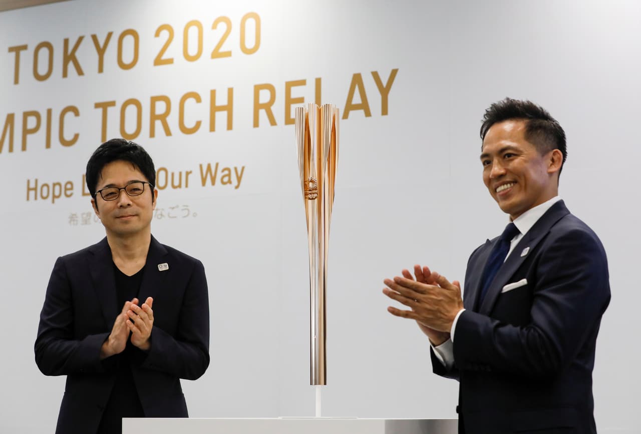 Tokujin Yaoshioka (izq.), diseñador jefe de la antorcha olímpica de los Juegos de Tokio 2020, y Tadahiro Nomura (der.), tricampeón olímpico de judo, posaron durante la ceremonia de presentación.