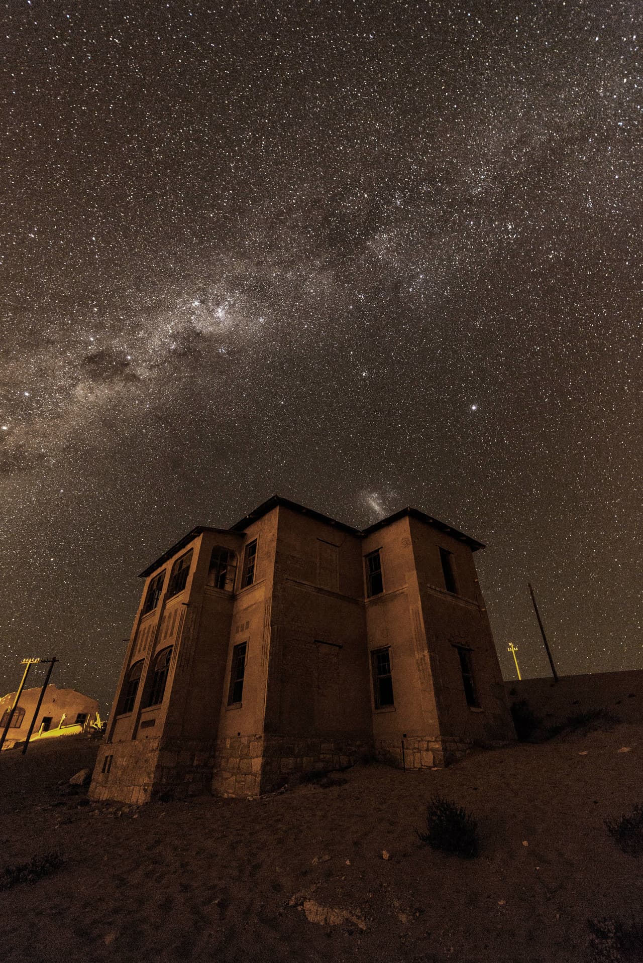 Ya no hay alguien que admire el hermoso cielo sobre estas casas.