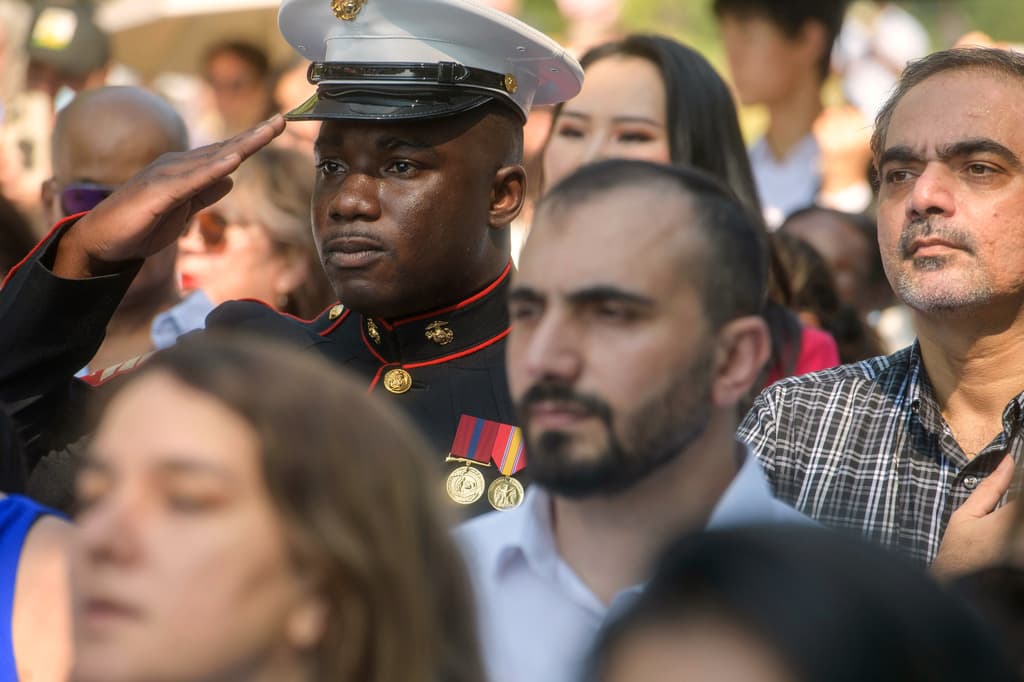Más de 100 personas obtienen la ciudadanía estadounidense en Virginia en el 250.º aniversario de EEUU