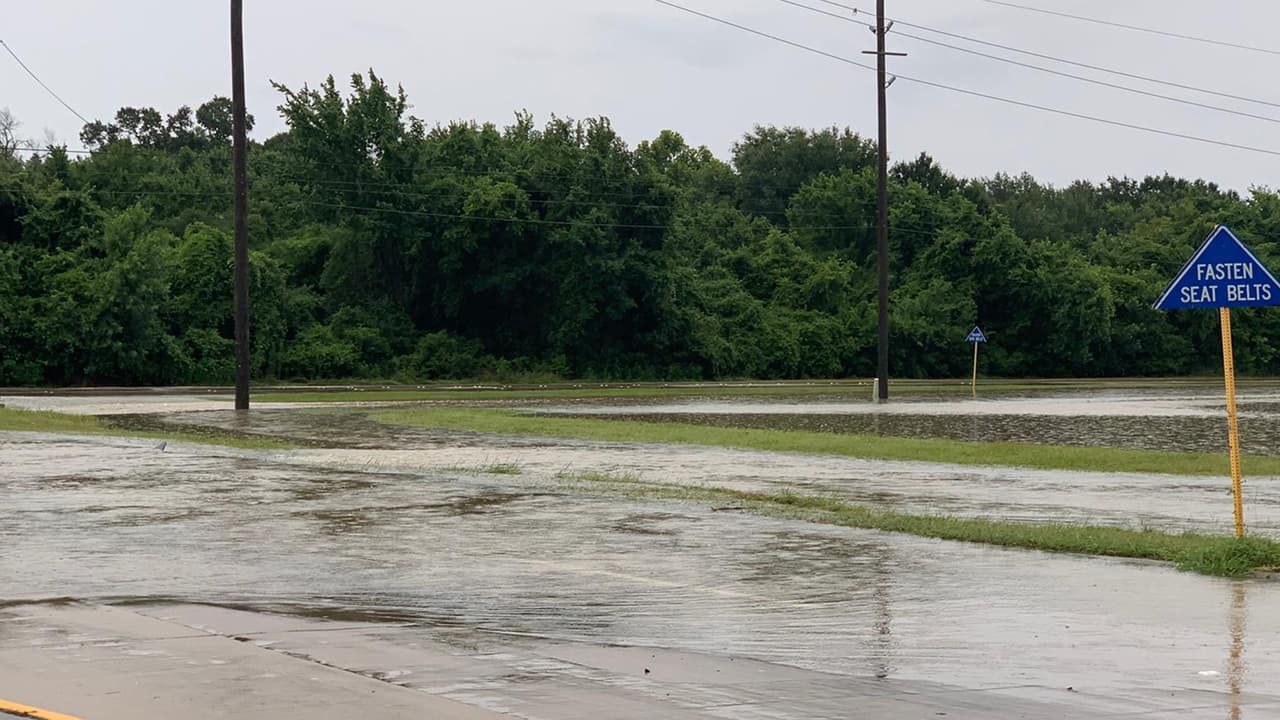En el condado Fort Bend, mantienen un aviso por posible inundación del río
<a href="https://www.google.com/maps/place/San+Bernard+River/@29.058961,-95.6828429,14.69z/data=!4m5!3m4!1s0x86403e8bcea2fd11:0x3431374e19b87aa5!8m2!3d28.8619185!4d-95.4388329" target="_blank">San Bernard</a> cerca de Boling.