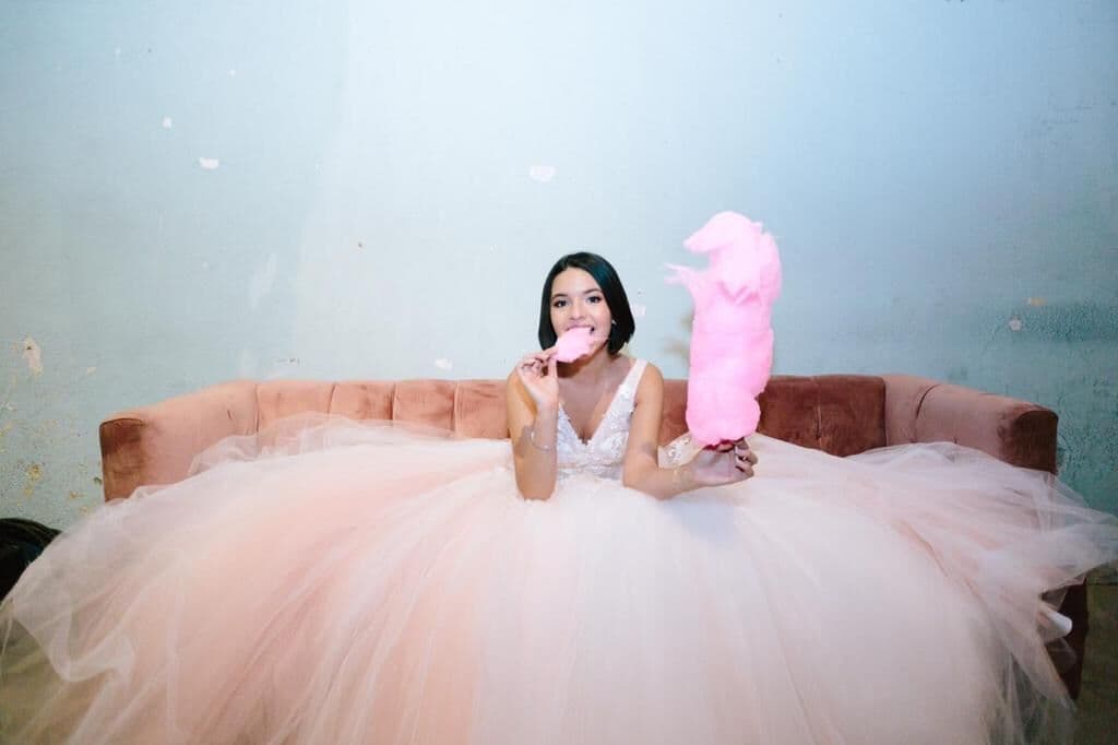 Aquí la homenajeada disfrutando de un enorme algodón de azucar y luciendo su hermoso vestido.