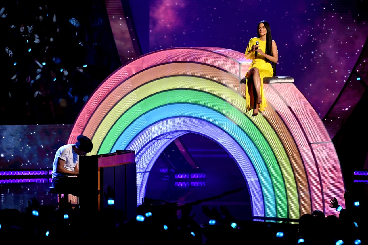 Uno de los momentos de la noche fue el estelarizado por 
<b>Chris Martin y Kacey Musgraves</b>. El líder de Coldplay acompañó al piano a la cantante, quien interpretó el tema ‘Rainbow’.