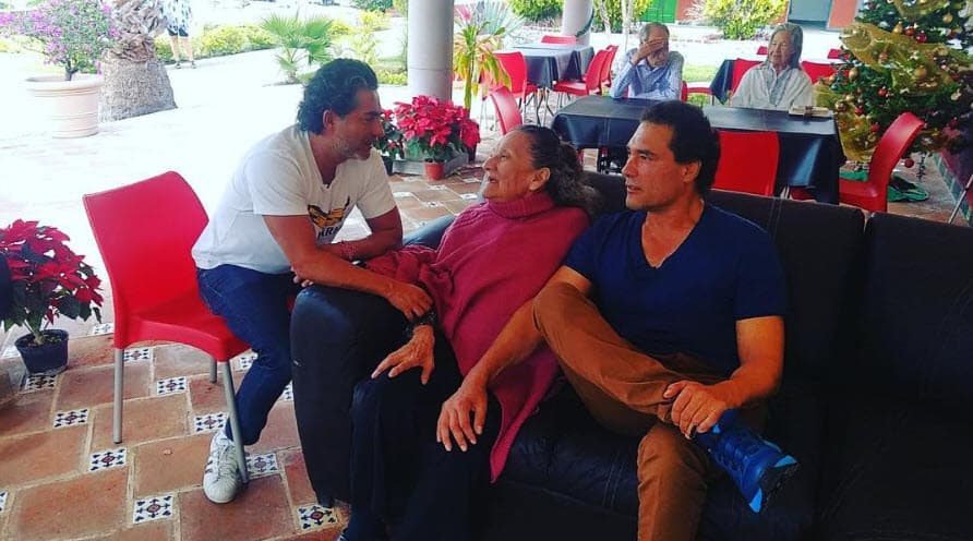 Esto repercutió en la relación que tuvieron cuando él se convirtió en un adolescente. Yáñez le reclamaba por no haber conocido a su padre y sentía celos cuando la veía con otro hombre.