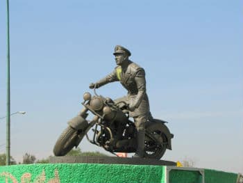 En Atizapán de Zaragoza, en el Estado de México se colocó otra estatua en honor a Pedro Infante montando motocicleta y con su uniforme de policía de tránsito. Lamentablemente dicho monumento se encuentra en total abadono y deterioro.