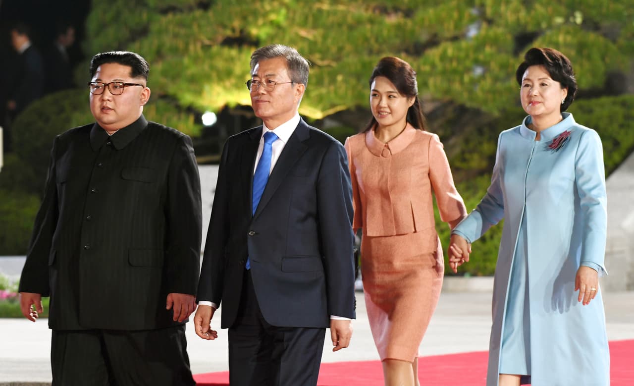 Al combinar la falda y la chaqueta de color rosa brillante unos tacones negros, Ri sonrió correcta y con elegancia al ser recibida por el homólogo surcoreano de su esposo, Kim Jung-sook. "Estoy tan contenta de escuchar que la cumbre fue bien", dijo Ri al presidente surcoreano, Moon Jae-In, mientras los cuatro hablaron brevemente en el lobby de la Casa de la Paz en el lado surcoreano de la frontera.