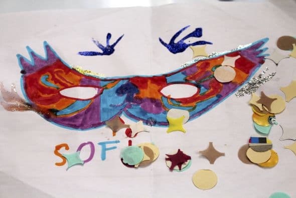 No gastes en comprar o imprimir invitaciones: hazlas con ayuda de los gráficos para fiestas que están disponibles gratuitamente en Internet y envíalas por correo electrónico.